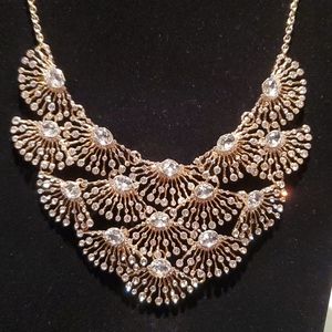 🌞NWT Stunning gold and crystal scallop bib necklace